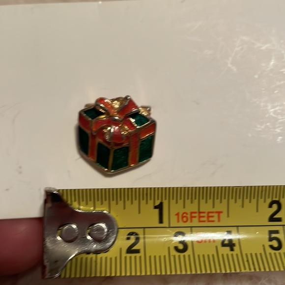 Vintage red and green Christmas present brooch - Picture 8 of 8